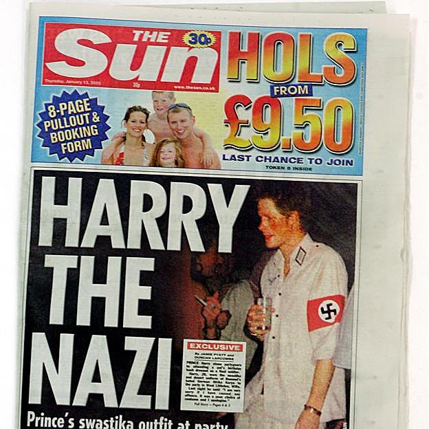 El príncipe Harry, portada del periodico «The Sun», disfrazado como un nazi en una fiesta. 