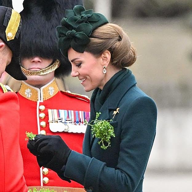 Kate Middleton con un total look verde.