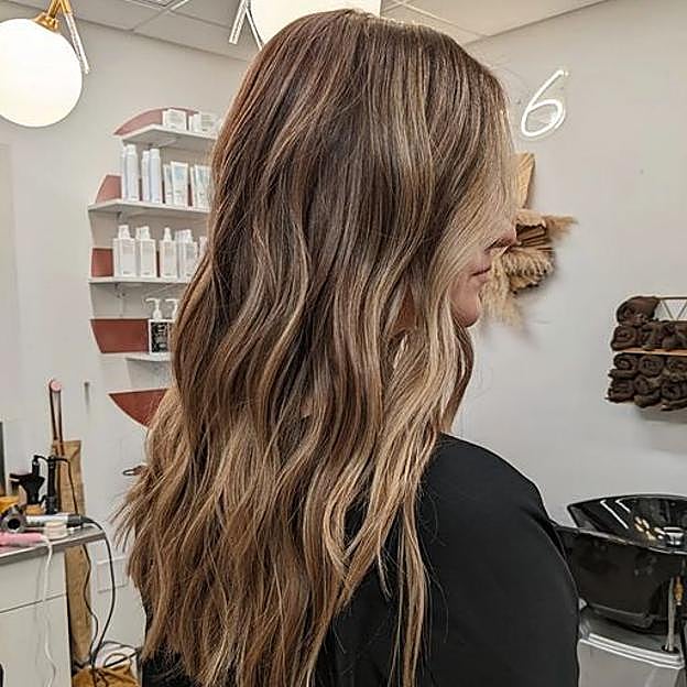 Modelo posando con rizos utah tendencia