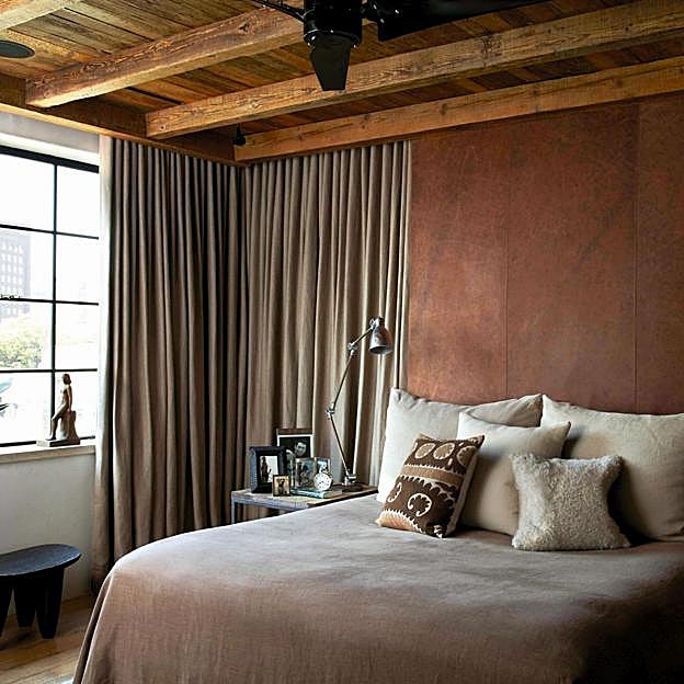 Imagen principal - Arriba, la habitación principal de la casa, con cortinas que cubren las paredes del techo al suelo, a modo de tapices, proporcionándole una atmósfera recogida y romántica. Abajo a la izquierda el baño, con azulejos marroquíes, donde destaca una bañera exenta. A la derecha, vista del recibidor y de la escalera, que en la reforma se movió de sitio para hacer más proporcionada la entrada.