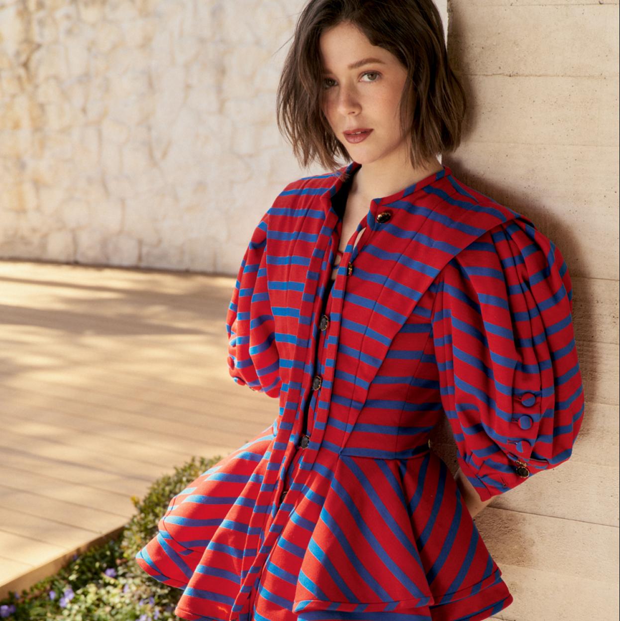 Georgina Amorós con chaqueta abotonada con mangas farol, de Louis Vuitton.