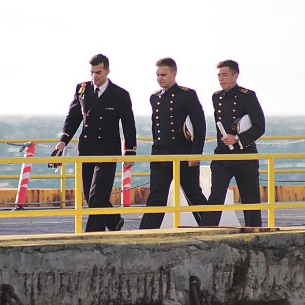 La tripulación del buque Juan Sebastián Elcano, a su llegada a Punta Arenas. 