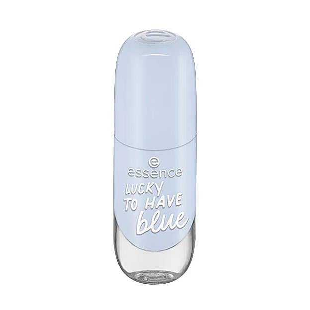 Esmalte de uñas Lucky to have Blue de Essence.