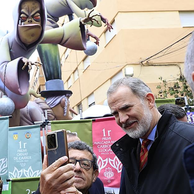 El rey Felipe, fotografiándose con los vecinos de Torrent. 