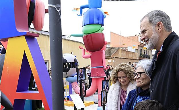 El rey Felipe contempla junto a los vecinos de Torrent algunas de las figuras de las Fallas. 
