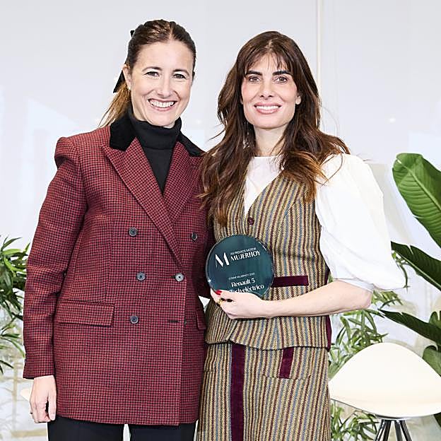 Samary Fernández Feito, Directora General del Área de Lujo, Estilo de vida y Revistas de Vocento, entregando el galardón a Beatriz Navarro, Chief Marketing Officer de Renault. 