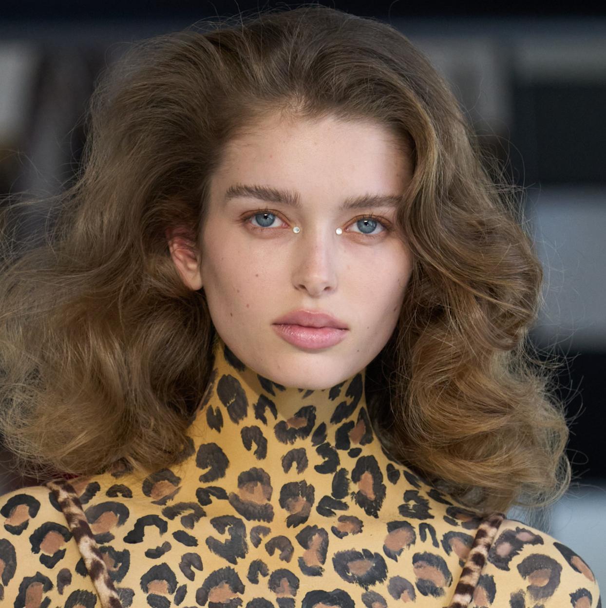 Mujer con rostro maquillado