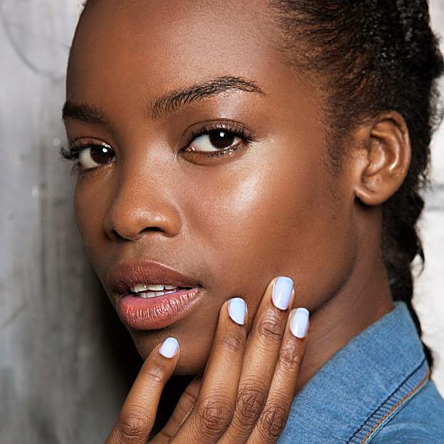 Esta primavera querrás llevar las uñas en azul bebé