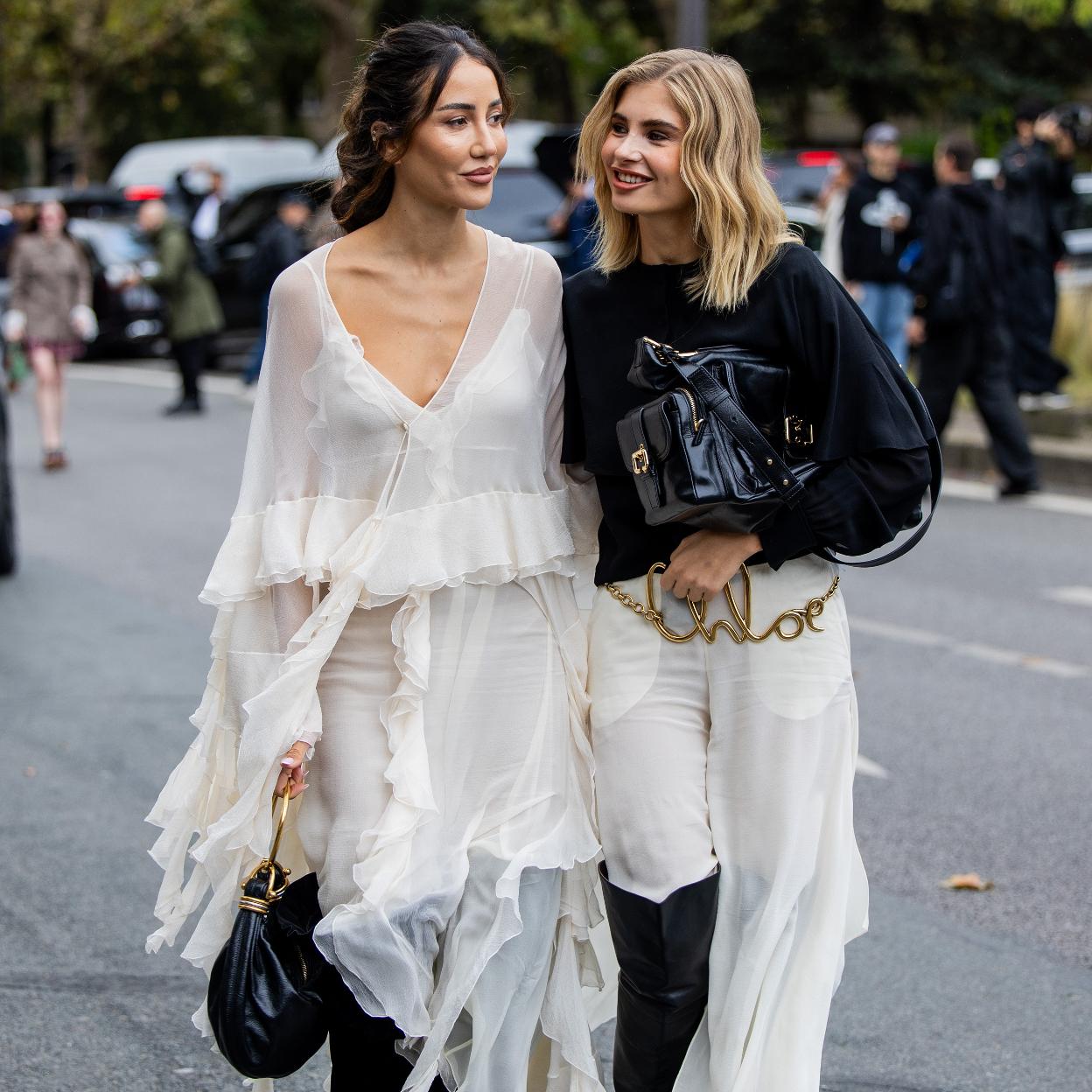 Influencer con vestido romántico