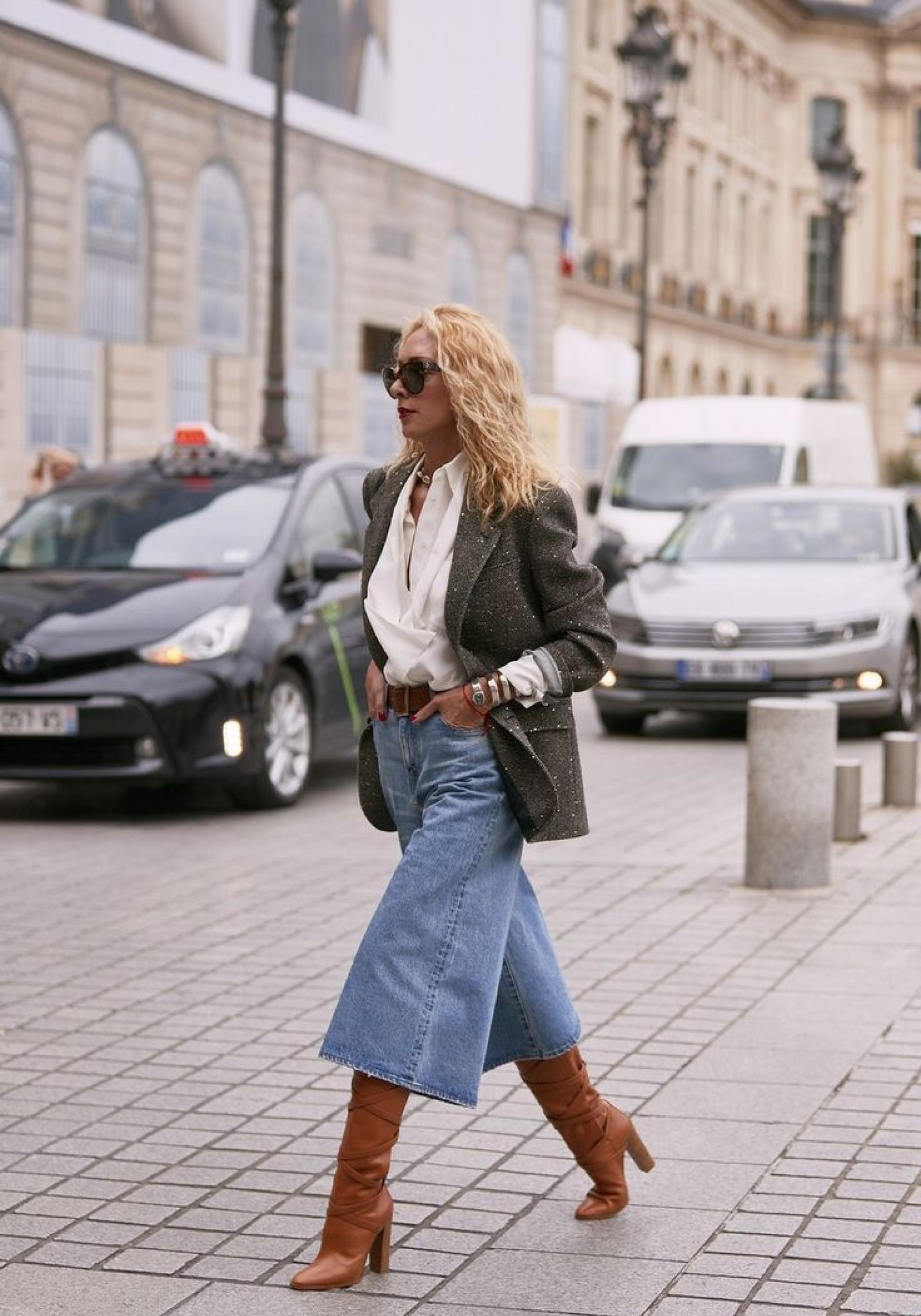 Influencer mayor de 50 años con bermudas vaqueras