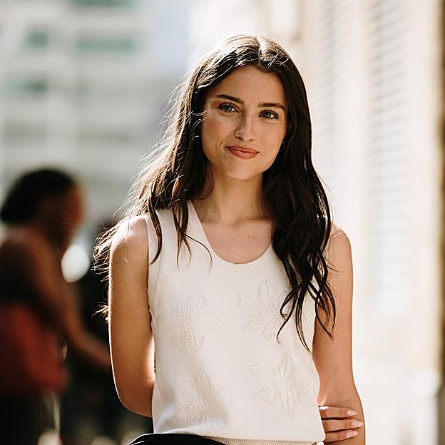 Esta marca japonesa convierte un top blanco en un éxito de ventas