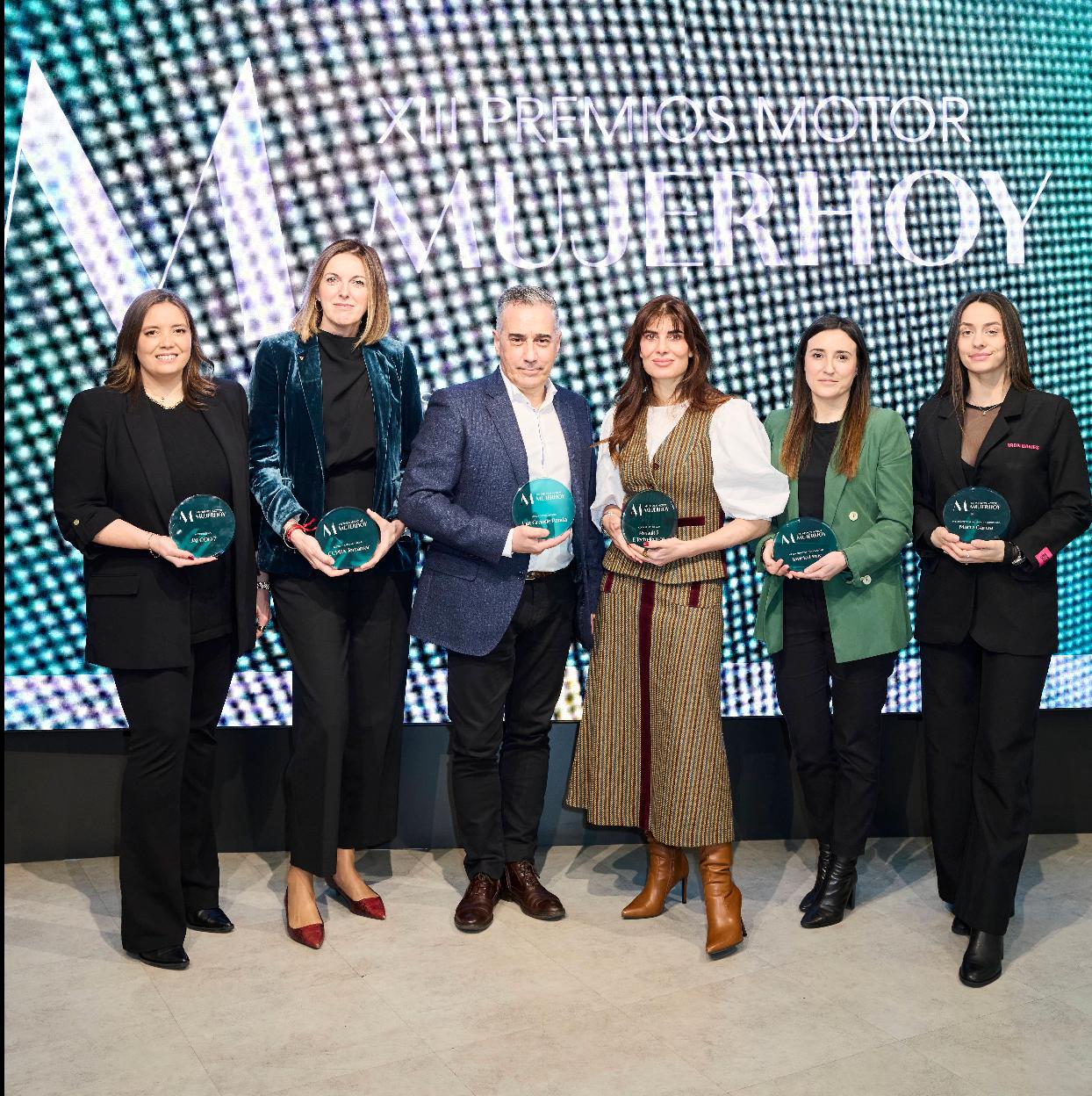 Los ganadores de la XIII edición de los Premios Motor Mujerhoy: Claudia Godia, Brand Manager OMODA & JAECOO España; Carmen Cruz, Directora de Desarrollo de Red de CUPRA España; Paulo Carelli, Director Fiat España y Portugal; Marta González, Directora de Marketing de Invicta; Beatriz Navarro, Chief Marketing Officer de Renault y la piloto Marta García, de Racing Drive. 