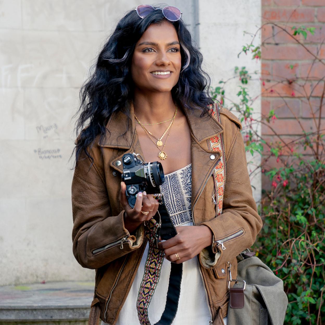 Simone Ashley en su nueva película, Imagínatelo. 