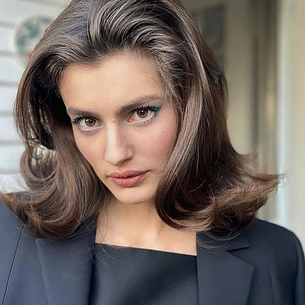 Diana Silvers con italian lob cut secado con volumen