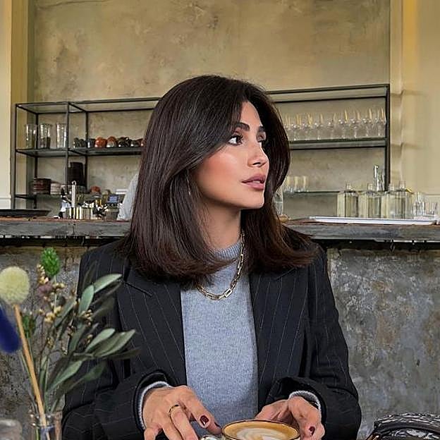 Influencer con italian lob cut con flequillo cortina