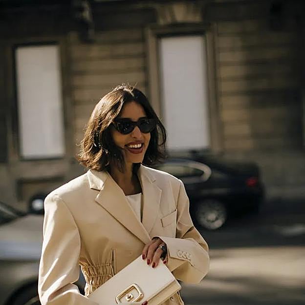 Bettina Looney con italian bob ondulado