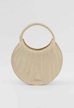 Imagen secundaria 2 - Bolso en serraje de Zara, bolso azul de Pull & Bear y bolso circular blanco de Simorra.