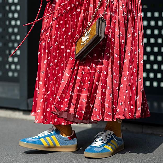 Zapatillas azules, el calzado más especial para rejuvenecer tus looks esta primavera