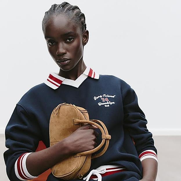 Imagen principal - Bolso en serraje de Zara, bolso azul de Pull & Bear y bolso circular blanco de Simorra.