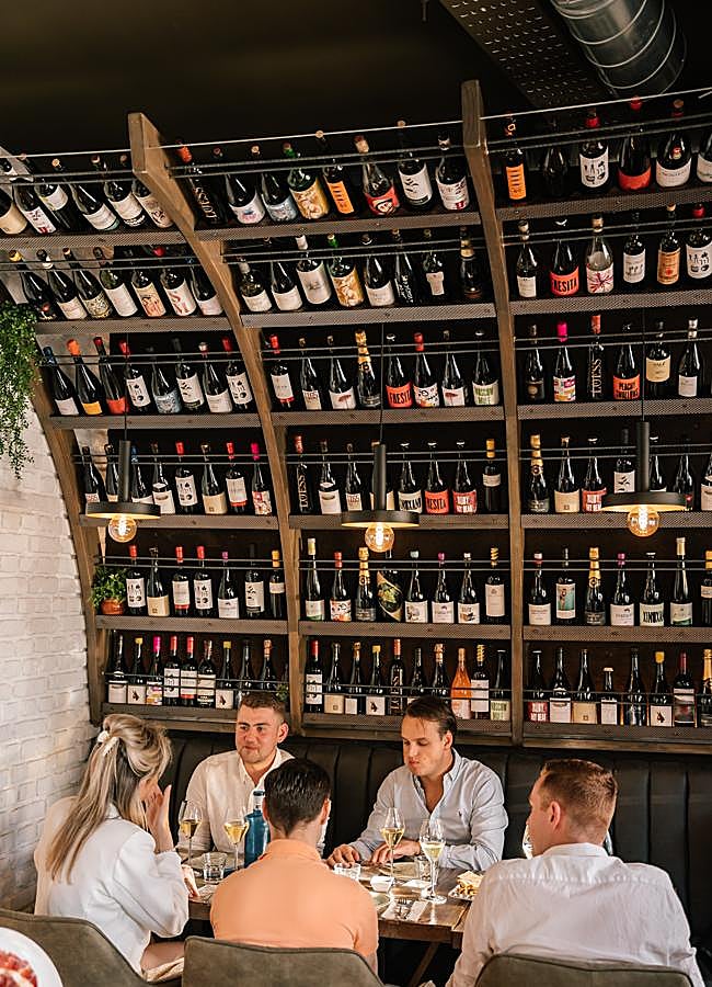 Imagen - El comedor y la bodega de Anyway Wine Bar, un referente para los amantes del vino en Málaga. / DR