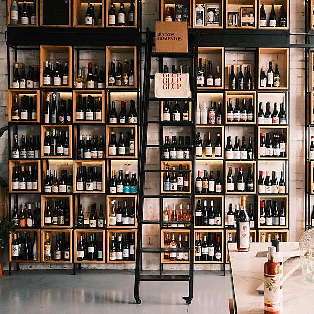 La bodega de Suricato Club, con referencias locales y de pequeños productores. 