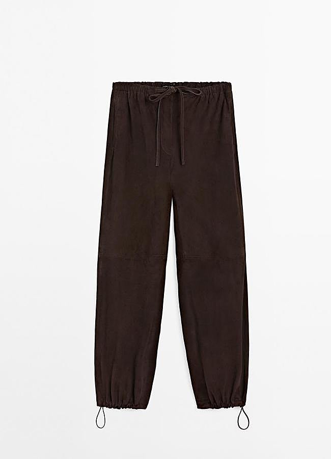 Imagen - Pantalón marrón de ante tipo parachute, 249 euros.