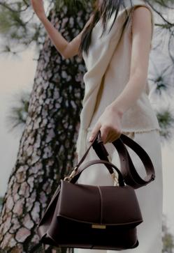 Imagen secundaria 2 - Bolso Mokki Mini de Polène en Camel y Ebony.