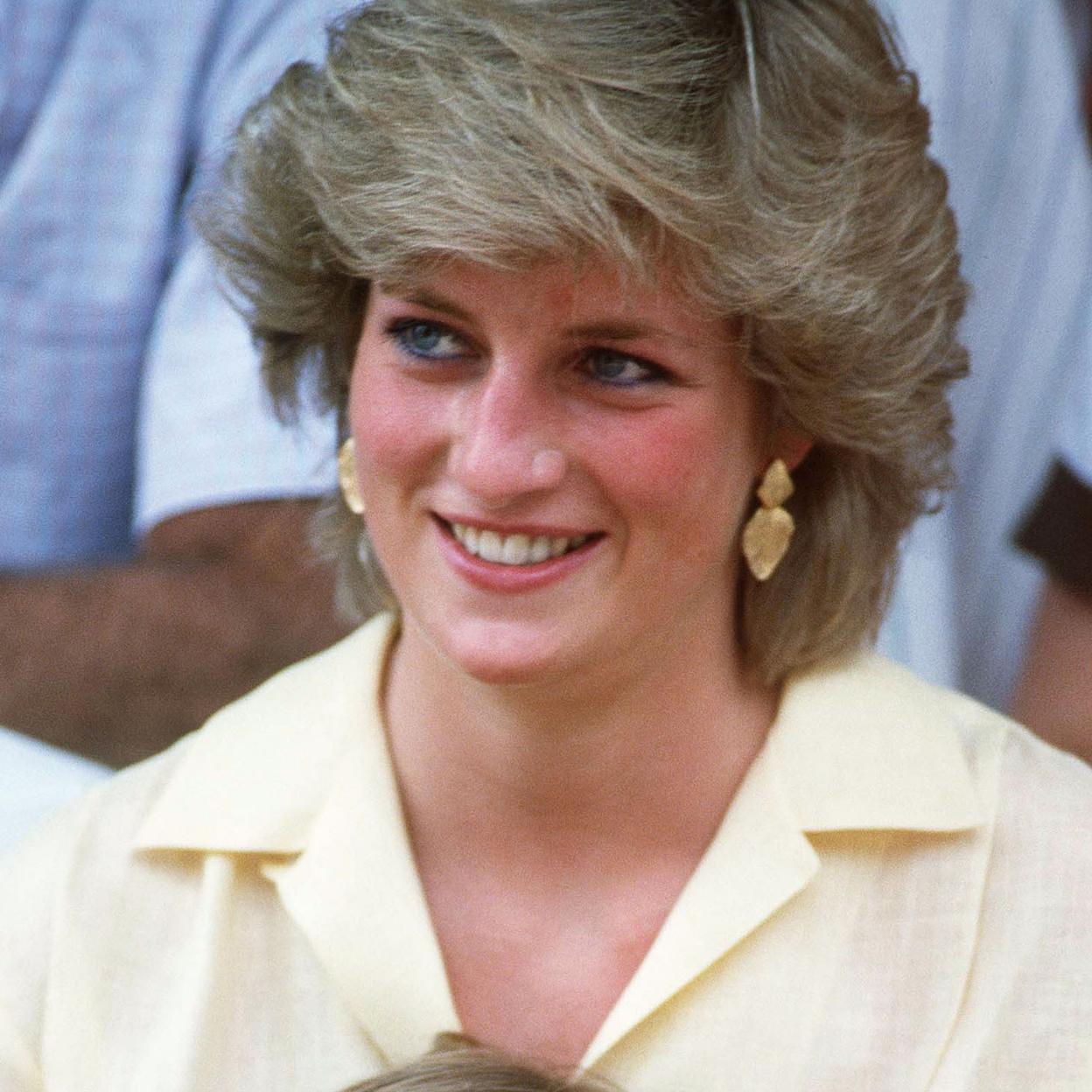 Lady Di con una prenda en amarillo mantequilla.