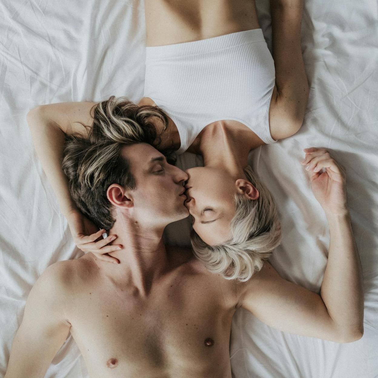 Pareja en la cama.