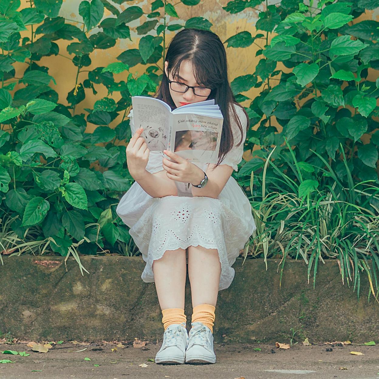 Las novedades editoriales de la primavera se disfrutan más leyéndolas al aire libre. 