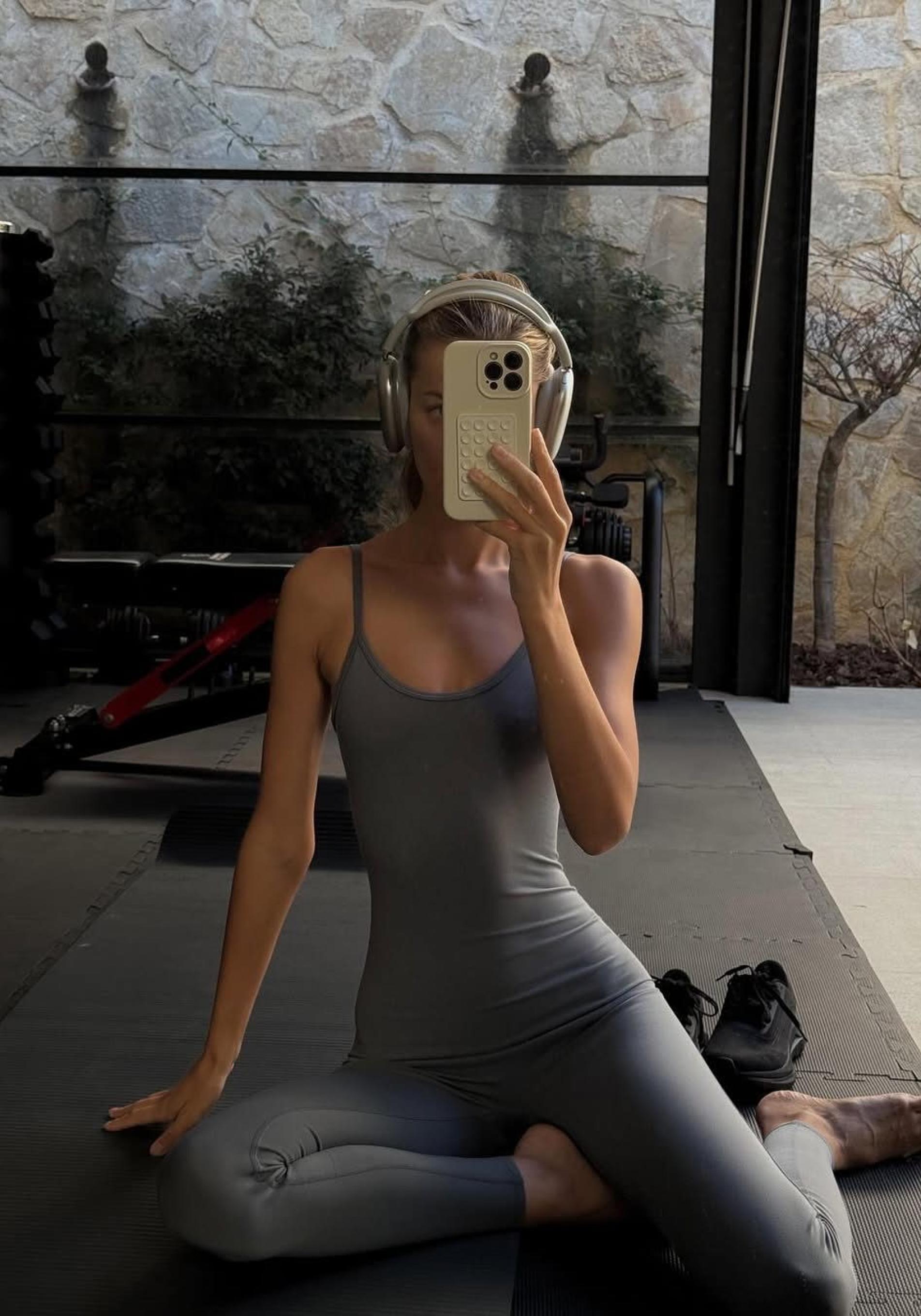 Mujer practicando yoga sobre esterilla. 