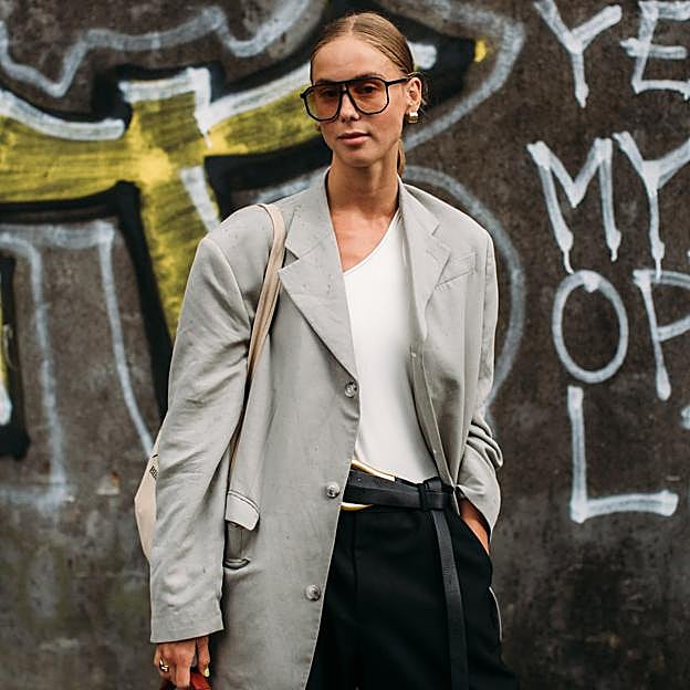 Los tops asimétricos son tendencia: 6 modelos elegantes para combinar con todo