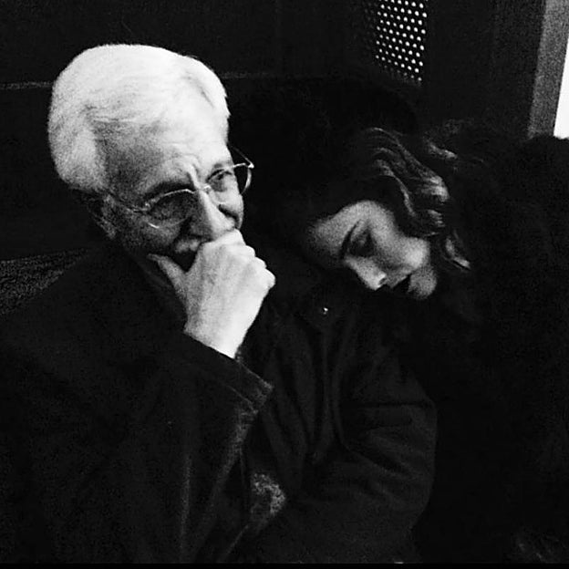 La actriz dormida sobre el hombro de su padre. 