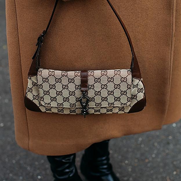 La Gen Z tiene un nuevo bolso favorito: es tipo baguette, tiene el tamaño perfecto y está disponible en seis colores