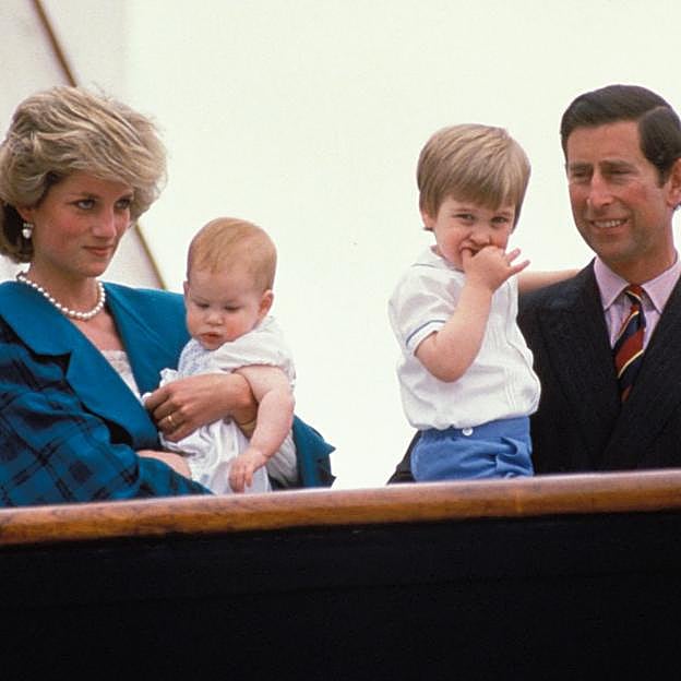 El rey Carlos III se arrepiente de la mala educación del príncipe Harry: «Es un niño mimado»