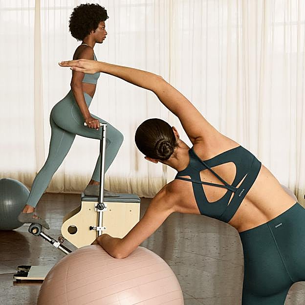 Por qué usar un fitball de Pilates en el trabajo: un accesorio ideal para mejorar postura y equilibrio sin descuidar el core
