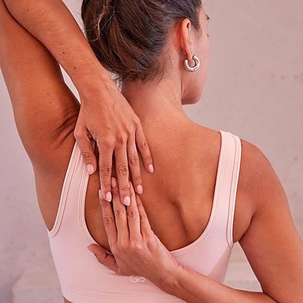 Mujer con un estilismo deportivo. 
