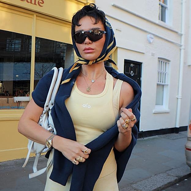 Mujer con un estilismo deportivo. 