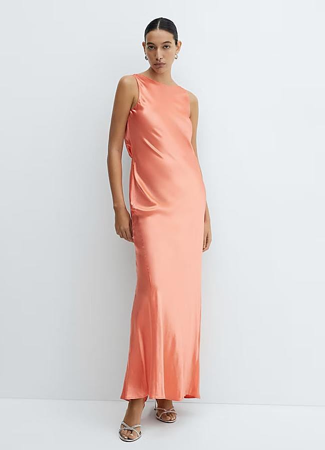 Imagen - Vestido satinado en color coral de Mango Outlet.
