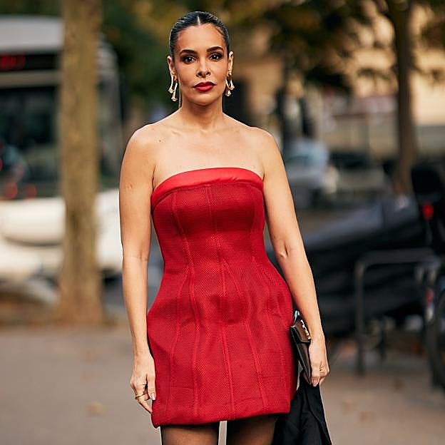 Es el clásico de invitada que no falla: cómo llevar un vestido rojo y los más bonitos