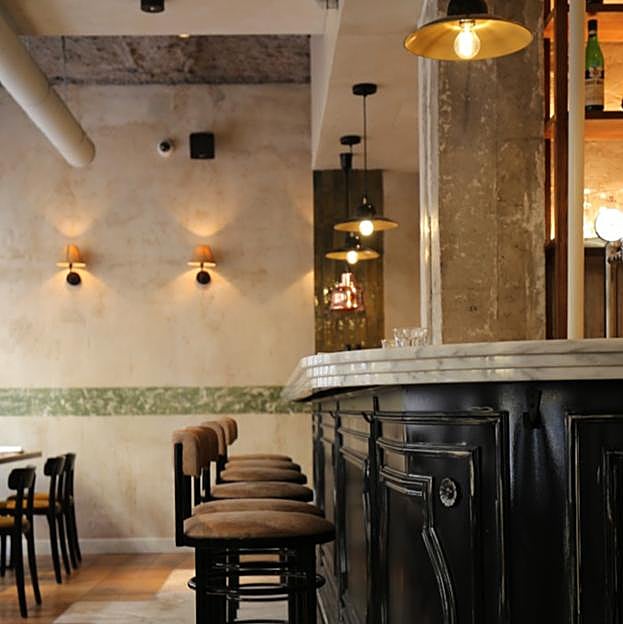 La barra de Manifesto 13, el restaurante italiano situado muy cerca de la calle de Chamberí perfecta para desayunar, tomar cañas o cenar.