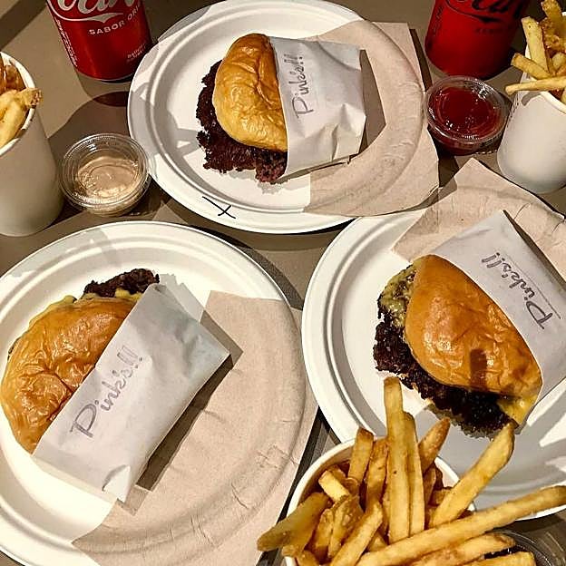 Las hamburguesas de Pinks en su local de Chamberí, a punto de ser devoradas.