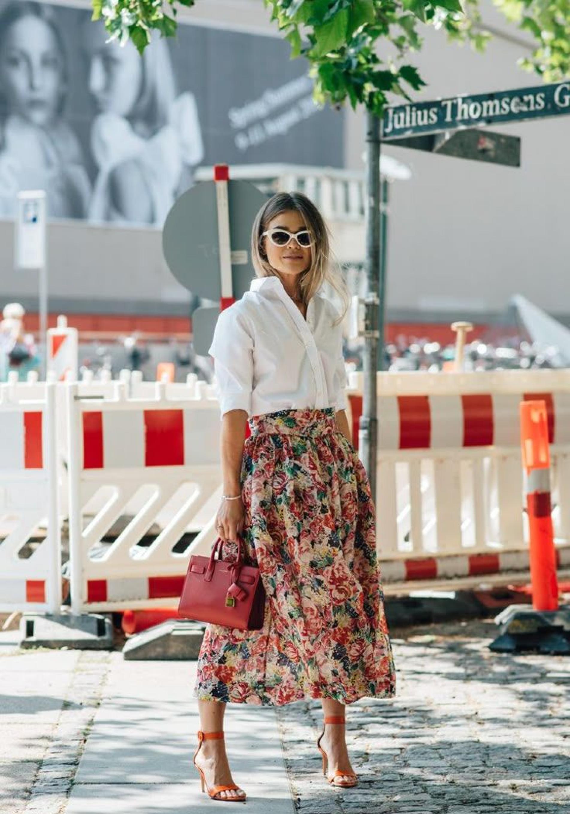Influencer con falda de flores