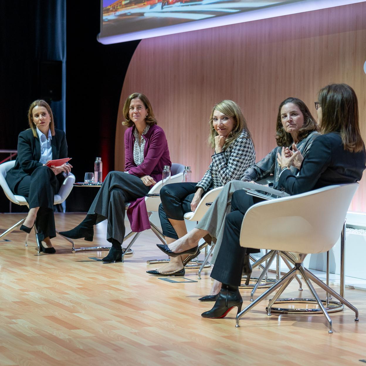 Alejandra Kindelan, presidenta de la Asociación Española de Banca y de la Fundación AEB; Irene Cano, directora general de Meta Iberia; Nathalie Picquot, directora de Marketing corporativo, marca y digital engagement de Grupo Santander; y Patricia Torres, directora global de Soluciones Financieras Sostenibles de Bloomberg, fueron las protagonistas de la mesa redonda. 
