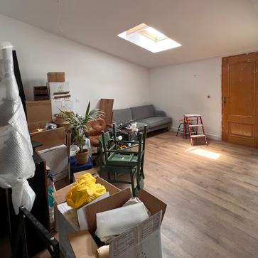 Imagen secundaria 1 - Fotos del antes y el después de la decoración del salón.