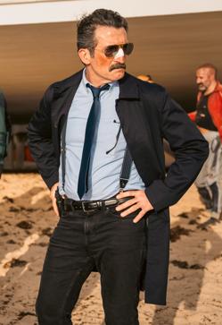 Imagen secundaria 2 - Fotogramas de la película Tierra de Nadie, en la que Luis Zahera comparte protagonismo con Karra Elejalde y Jesús Carroza.