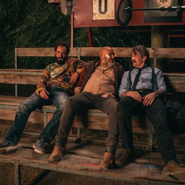 Imagen secundaria 1 - Fotogramas de la película Tierra de Nadie, en la que Luis Zahera comparte protagonismo con Karra Elejalde y Jesús Carroza.