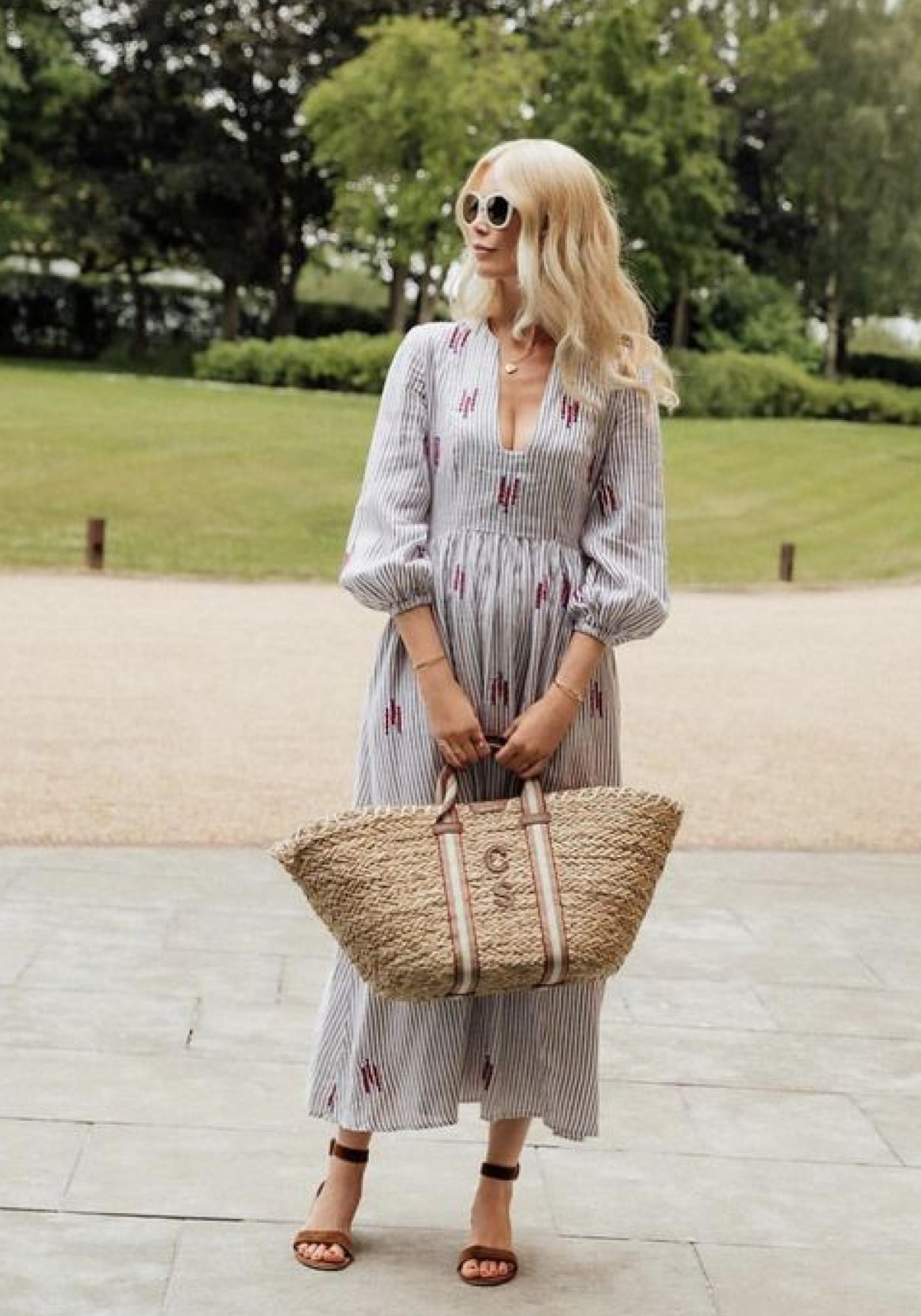 Claudia Schiffer a los 50 con bolso cesta