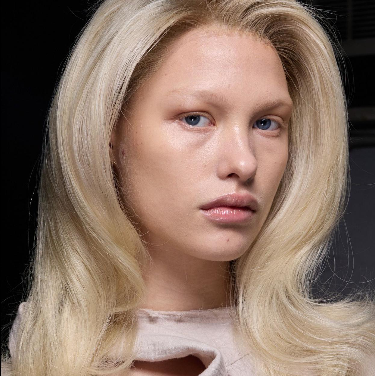 Modelo con piel sin imperfecciones