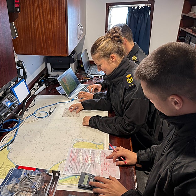 Los guardiamarinas del Juan Sebastián Elcano exponen las condiciones meteorológicas de la navegación. 